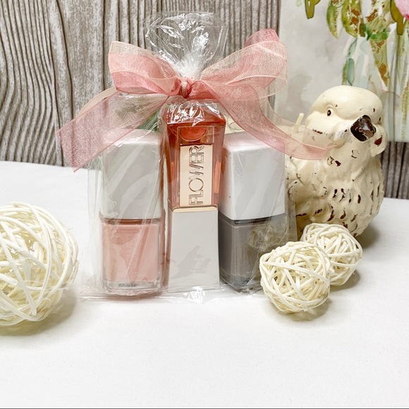 ✨HP✨Flower Beauty 3pc Lip Butter Beauty Gift Set - Picture 2 of 16
